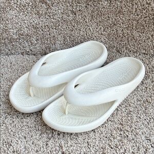 CROCS Mellow White Recovery Flip Flop  Sandals size 10 Men 12 Women